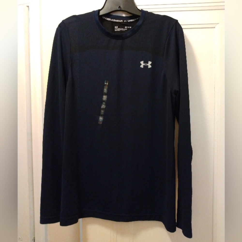 Under armour sm/ch men's fitted navy blue long sleeve.